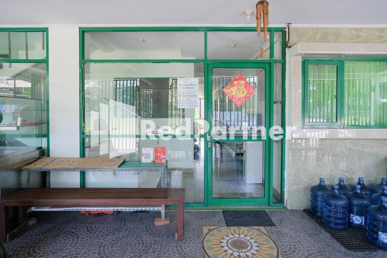Pondok Hijau Syariah Mitra Reddoorz At Citraland Сурабая Екстер'єр фото